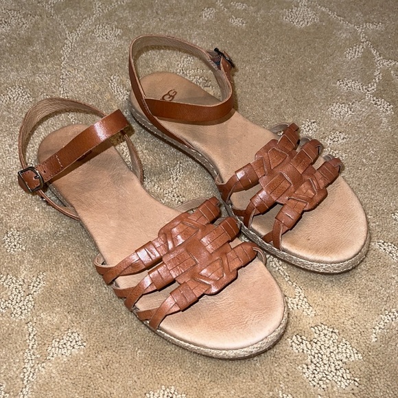 UGG Shoes - UGG Larisa Sandals, size 6.5